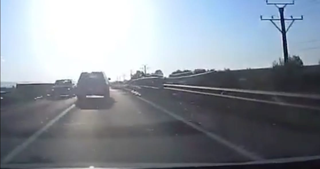 Már az sem volt semmi, ahogy a terepjárós előzött, de szemből jött egy másik szabálytalankodó – videó