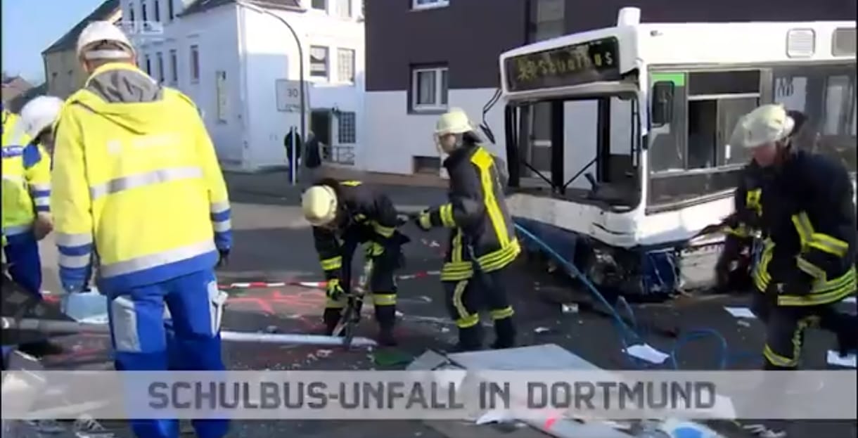 Tizenkilenc gyermek sérült meg egy dortmundi iskolabusz-balesetben