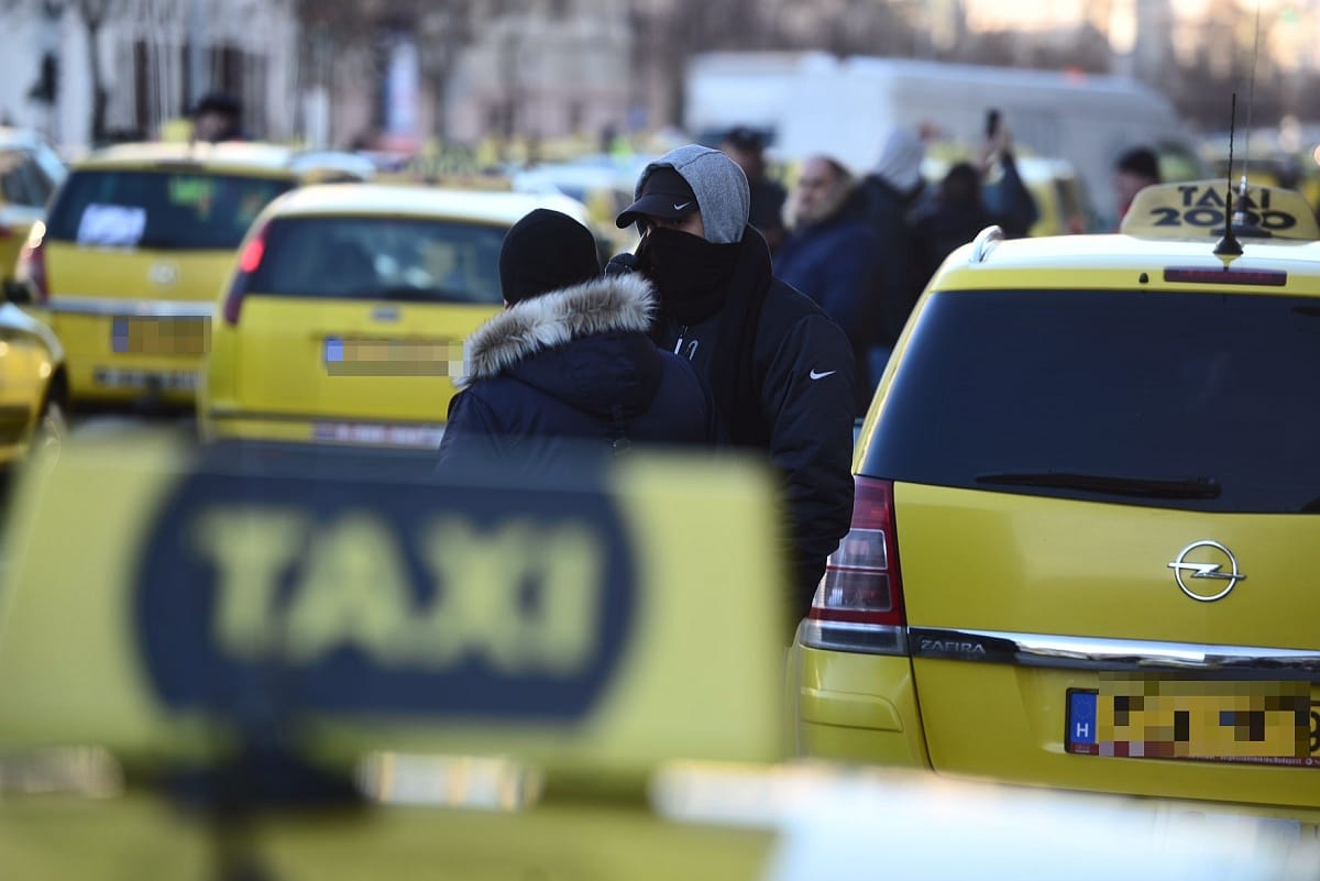 Taxisok állják el az utat a Deák téren, Tarlóssal is beszéltek