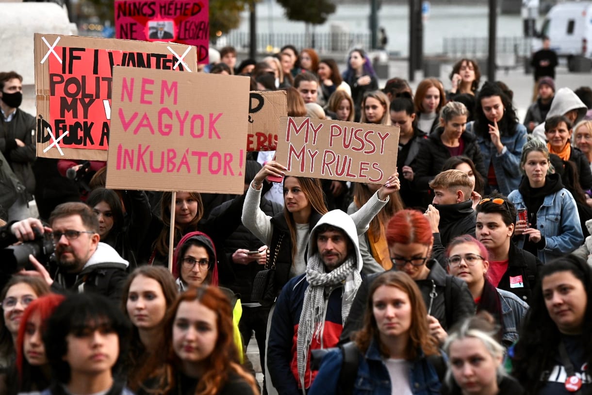 „Sándor, Sándor, tűnj a pinámból!” – ilyen volt a szívhang-rendelet elleni tüntetés