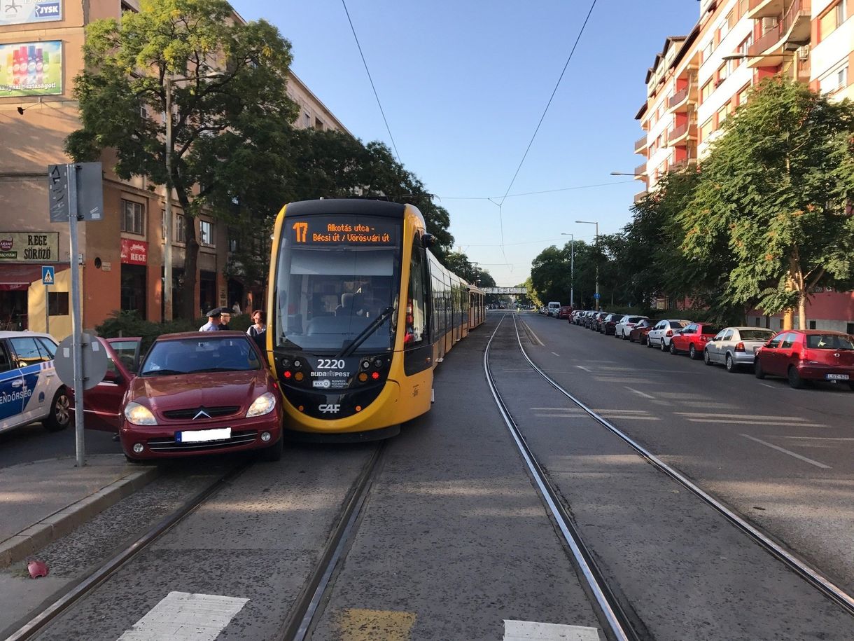 Valószínűleg nem nézett tükörbe az autós, és pont jött a 17-es villamos – fotó
