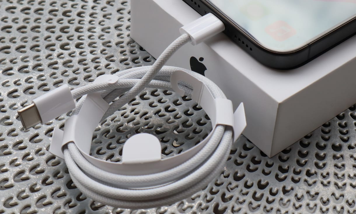 iPhone töltőport nélkül? Példátlan dolgon gondolkodhatott az Apple a szupervékony mobiljánál