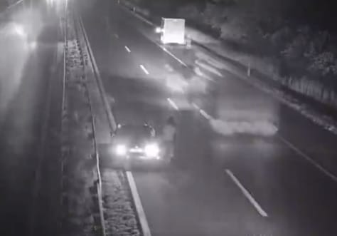 Koccanás után az M1-es belső sávjában ácsorgott egy autós éjjel, hajszálon múlt a tragédia (videó)