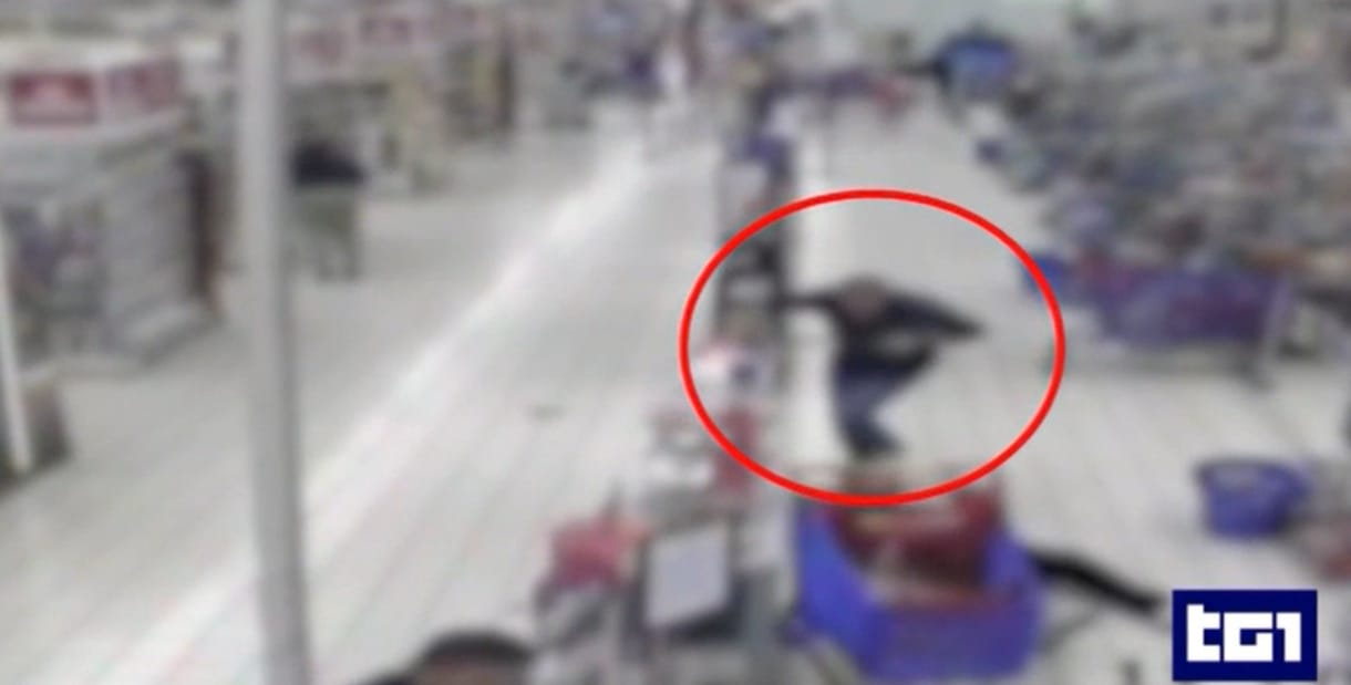 Videón, ahogyan a volt Inter-focista kirúgja a kést az áruházi ámokfutó kezéből
