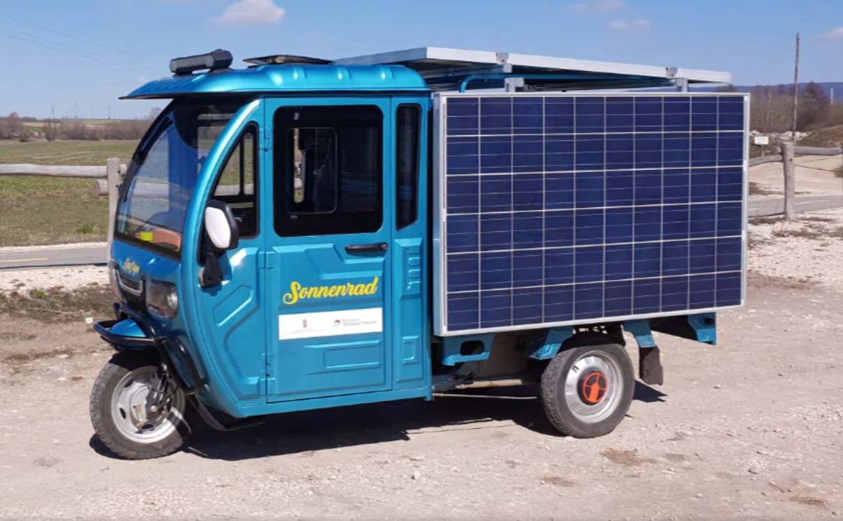 Napfénnyel megy a legaranyosabb magyar elektromos furgon, a NapCsiga 