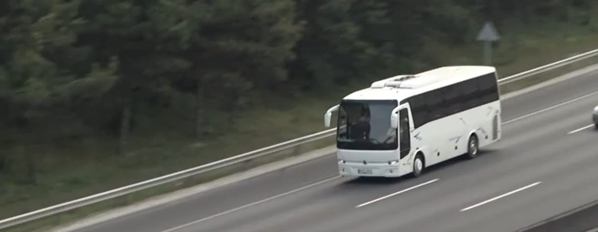 Az utasok fogják megfizetni a kormány buszokra vonatkozó útdíjreformját