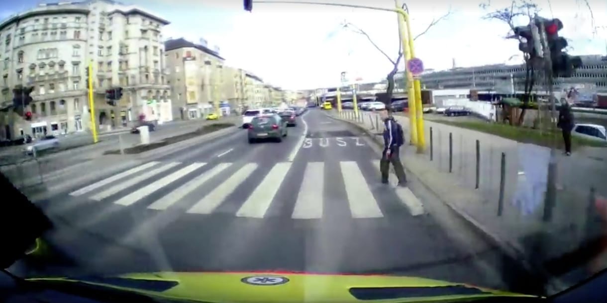 Szirénázva robogott a budapesti mentőautó, amikor kilépett elé a gyalogos – videó