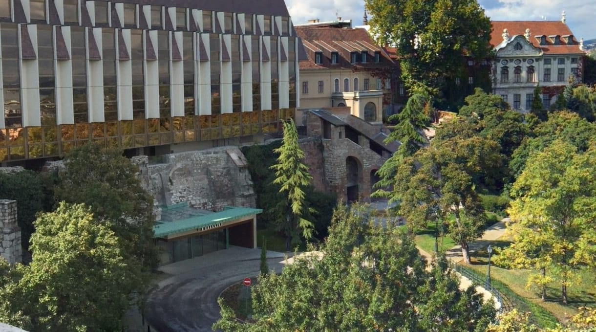 Mélyen befúrtak a hegybe a Budapest Hilton alatt, hogy bővítsék a szállodát