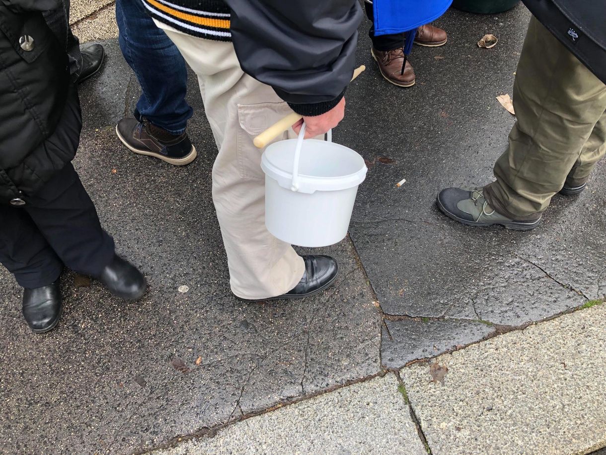 A mai tüntetés jelképe a műanyag csalamádés vödör