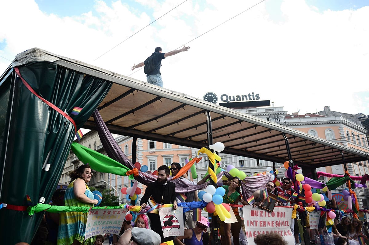 Fotók: Így szedtek le egy provokátort a Pride-kamionról