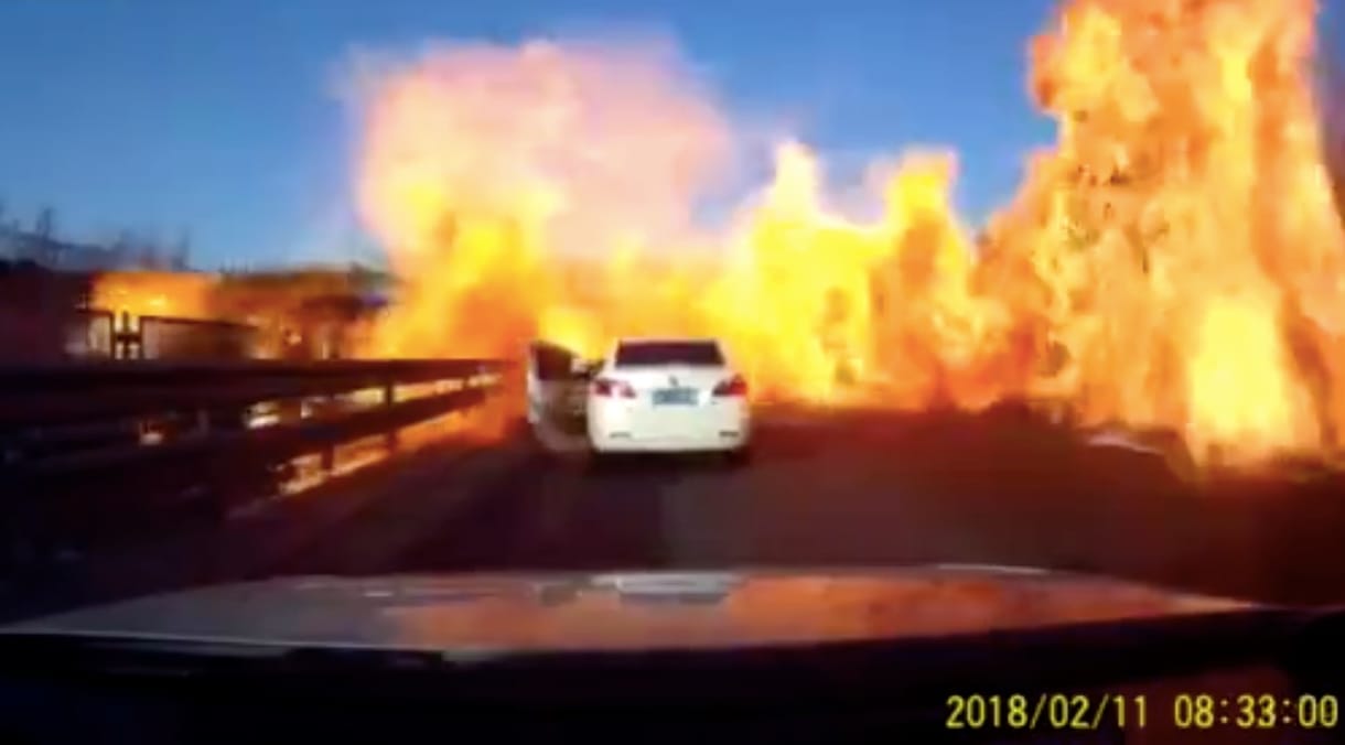 Balesetet szenvedett a tartálykocsi, az óvatlan autós az egészet felgyújtotta – videó