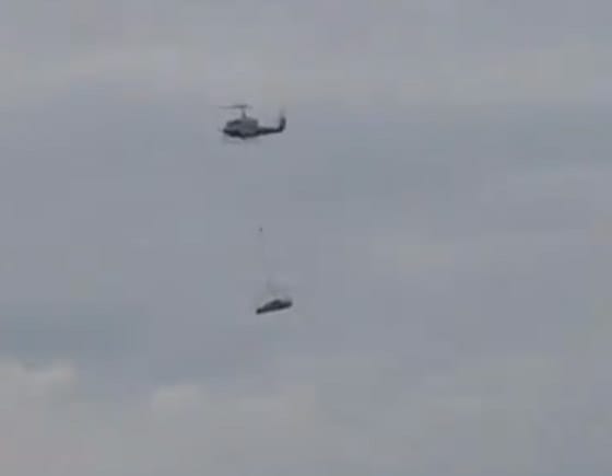 Helikopter vitte a spéci BMW-t egy norvég sziklaszirtre - videó
