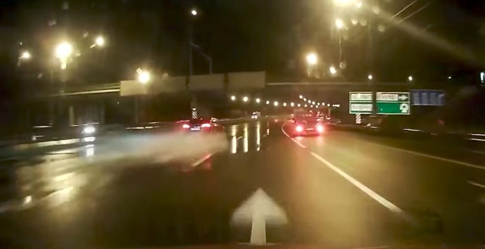Ez történik, ha 100+ km/h-nál jön az aquaplaning – videó