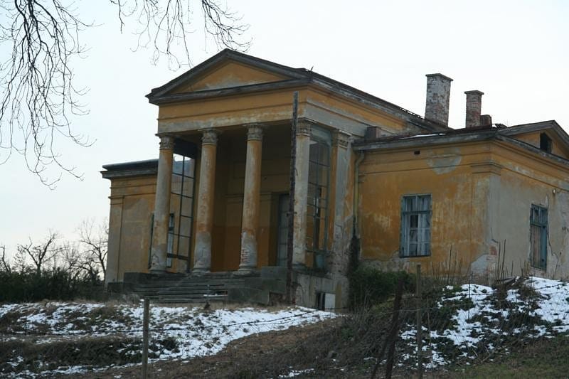 A szemünk láttára pusztul el egy csodás budai klasszicista villa