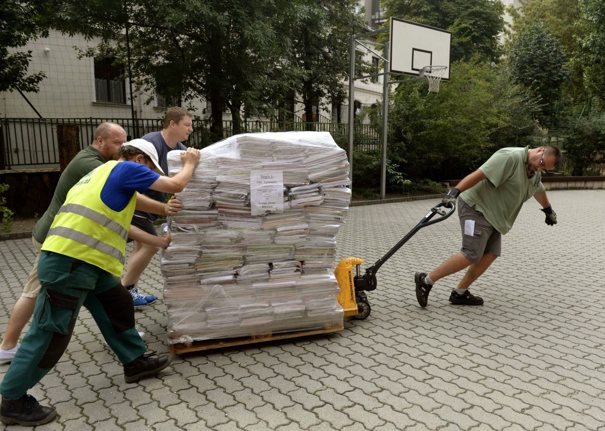 Hétfőn indul a tankönyvek kiszállítása az iskolákba