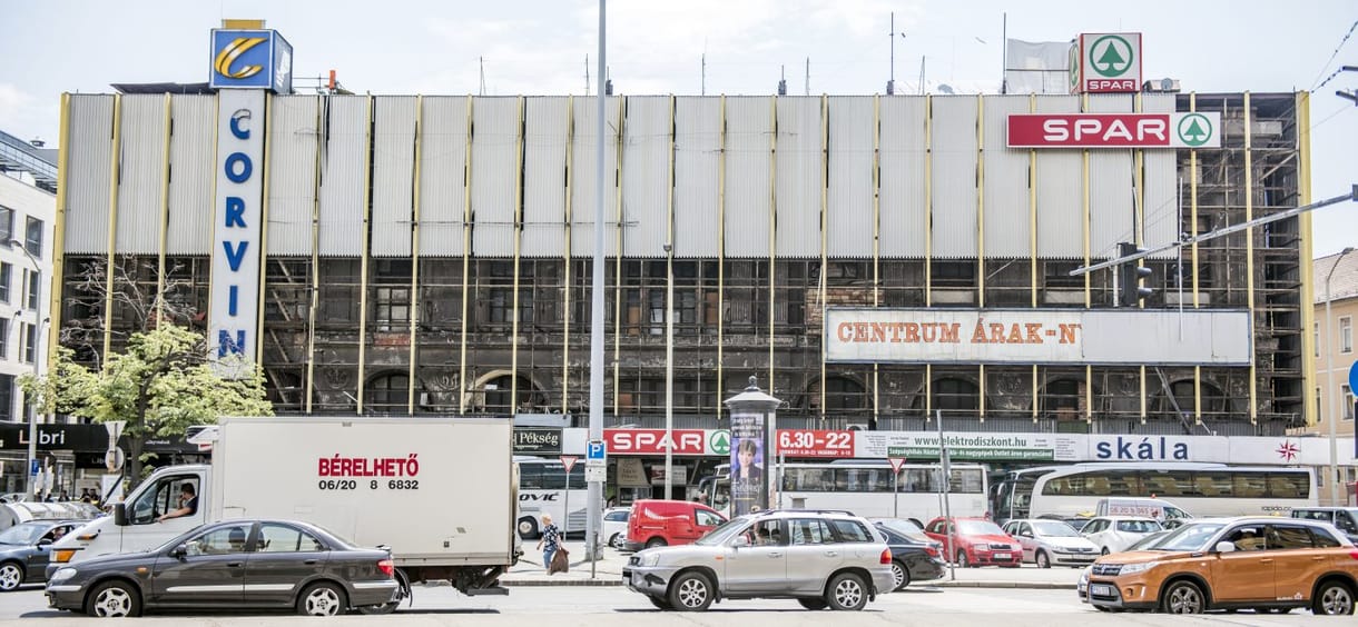 Már bontják a Corvin áruház bádogborítását - fotók