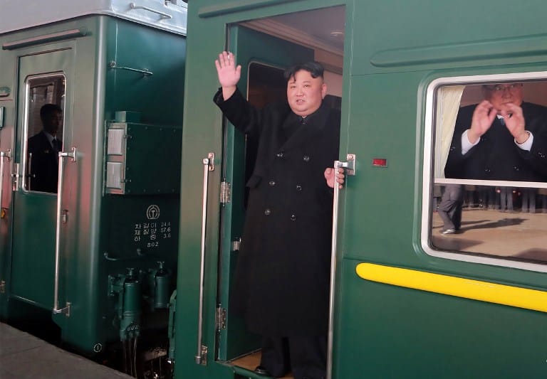 Így cigizik hajnalban a vonat mellett Kim Dzsong Un