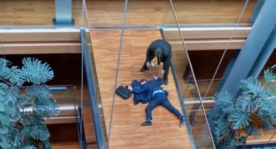 Verekedés az EP-ben: párttársa üthette ki a brit képviselőt