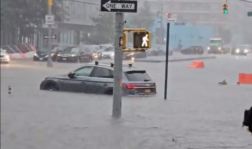 Annyi eső zúdult New Yorkra, hogy térdig érő víz hömpölyög az utcákon –  videók