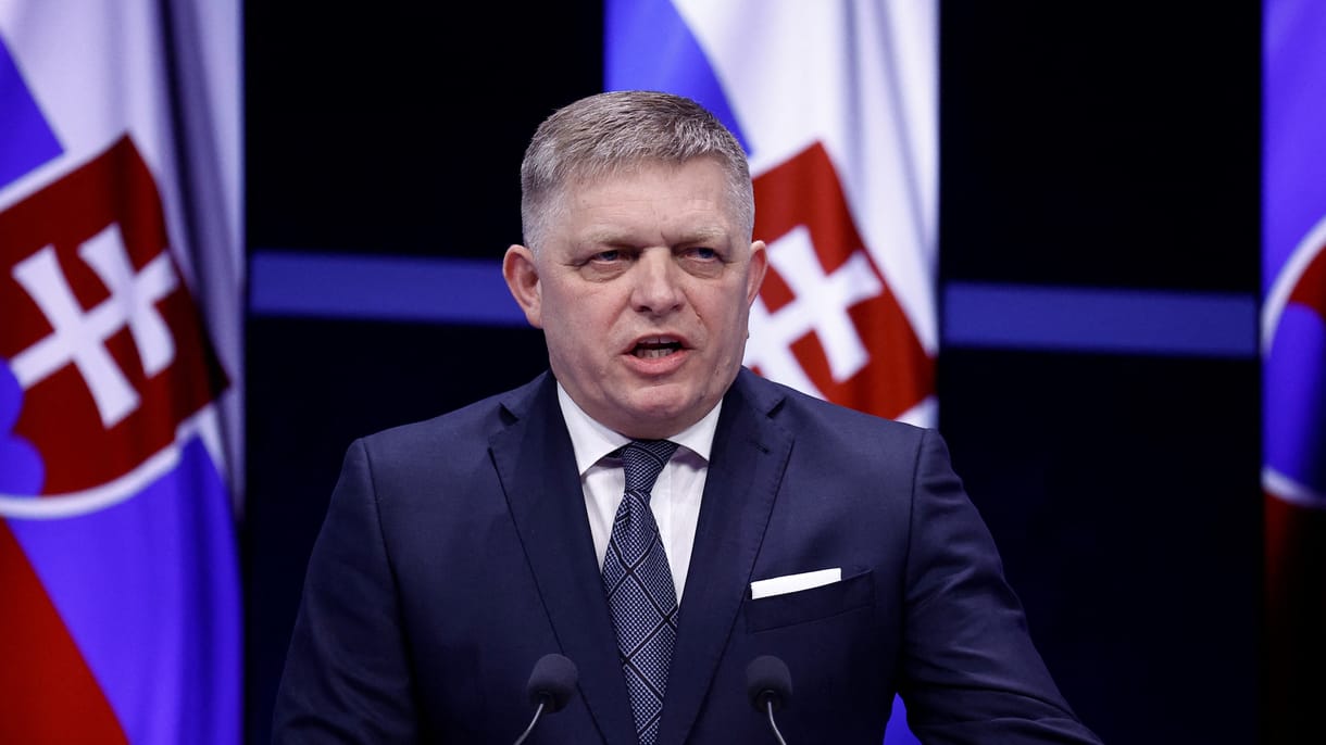 Először fotózkodott a merénylet után Robert Fico, mankóval szavazott a kórházban