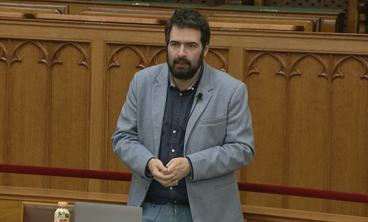 Huszonkét órán át vitáztak a parlamentben a szociális törvényről