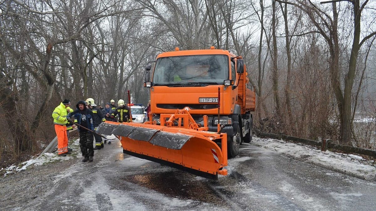 Fotó: Sószóró ütközött a Porschénak a tükörjégen