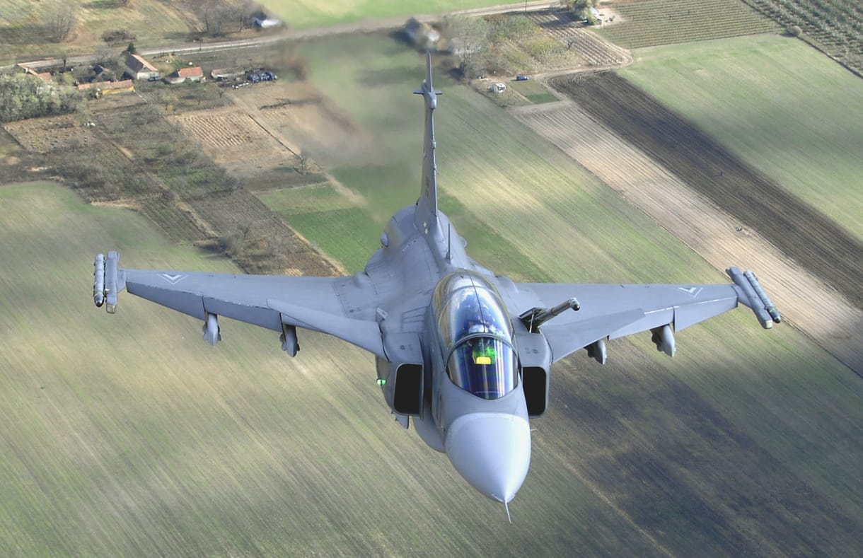 Egy Bakuból Brüsszelbe tartó gép miatt riasztották a Gripeneket