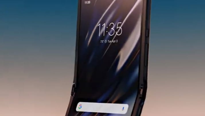 Ne essen kétségbe, ha dudorokat lát a telefon kijelzőjén – üzeni a Motorola