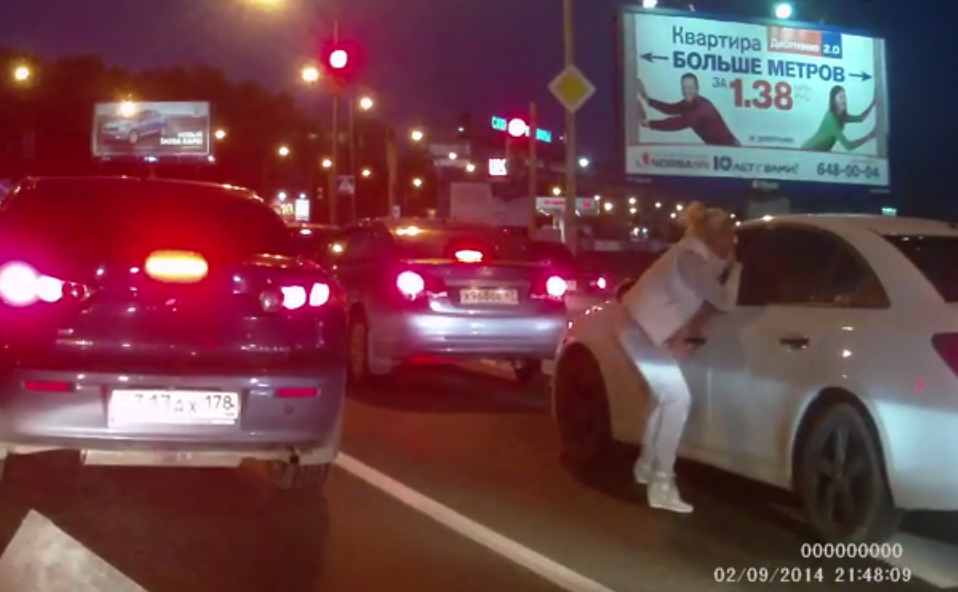 Így bunyózik egy orosz nő a közúti forgalomban – videó