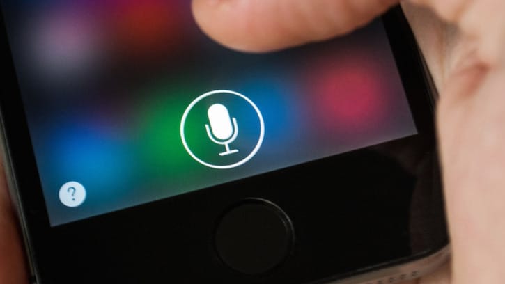 A Siri elkotyogta, hogy áprilisban újabb Apple-bemutató lesz