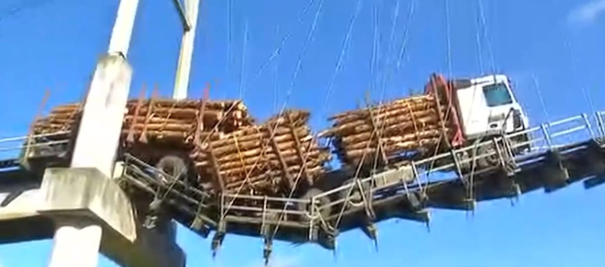 Elnézte a hidat a teherautó-sofőr, kis híján leszakadt alatta az építmény