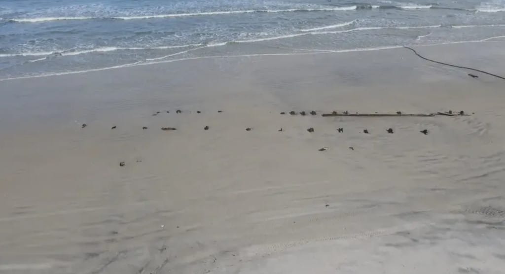 Rejtélyes szerkezet bukkant elő Florida tengerpartján, beindultak a találgatások