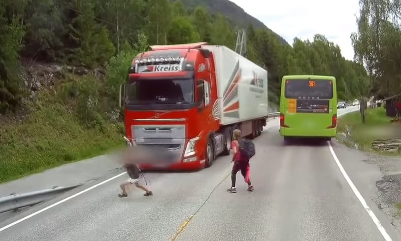 Emlékszik még a gyerekekre, akik kiléptek a kamion elé? Kiderült, minek köszönhetik az életüket