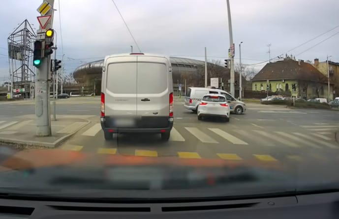 Egy rendőrautó sofőrje okozott kisebb balesetet a Hungária körúton – videó