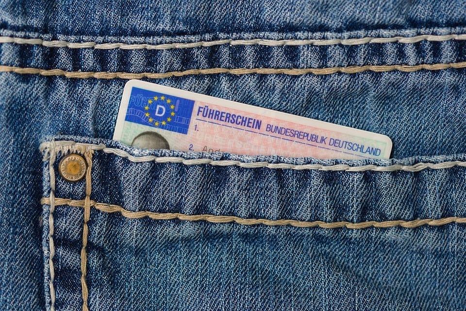 Tolatóradar: 49 percig volt frissjogsija egy fiatalnak, mielőtt elvette a rendőrség