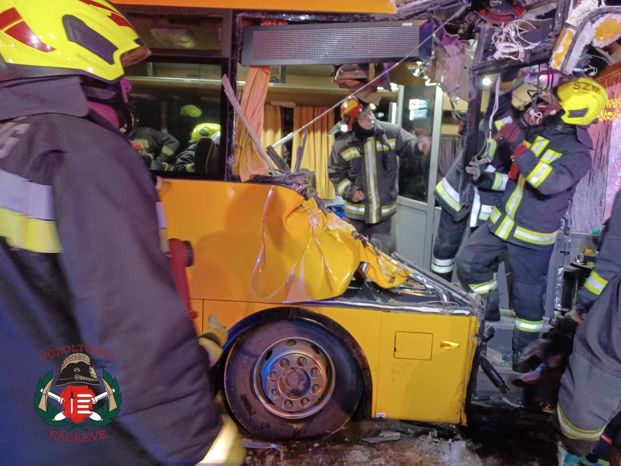 Egy busz ütközött autóval és kamionnal az 51-es úton, többen súlyosan megsérültek