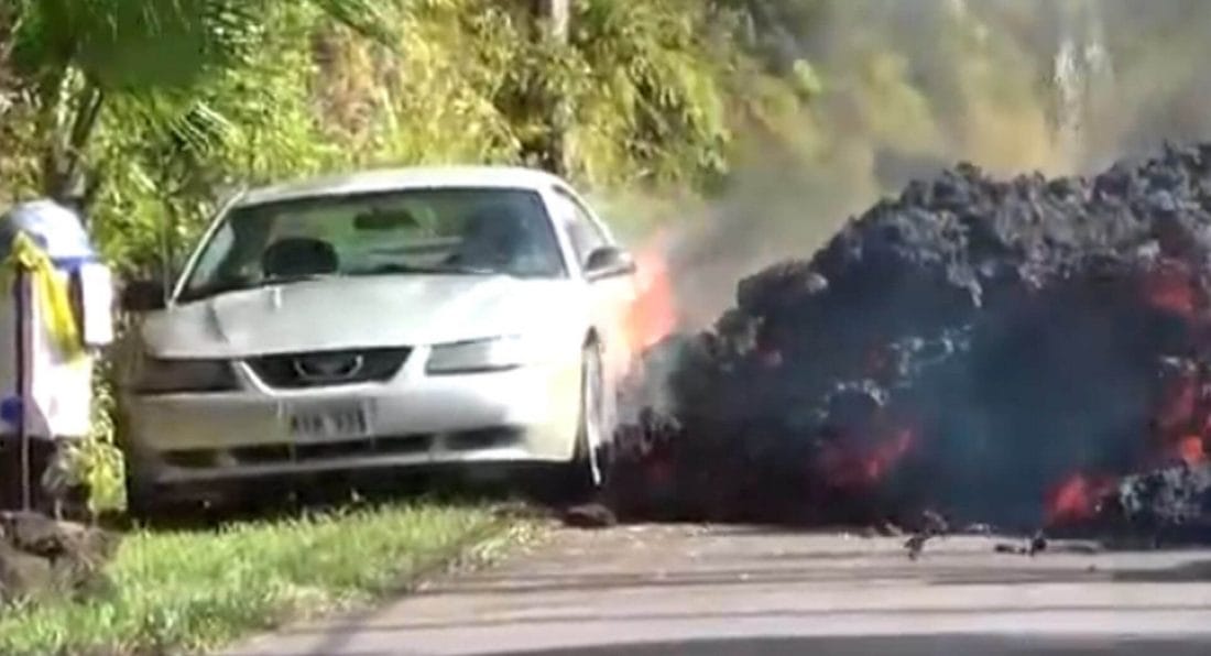 A nap videója: Teljesen elnyelte a forró láva a Ford Mustangot