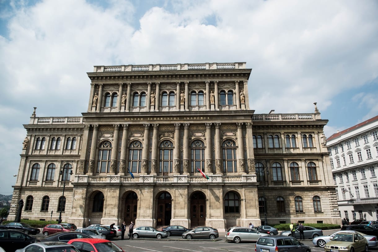 Orbán nem lesz ott az MTA ünnepi közgyűlésén, ahol az akadémikusok egy része kivonulással tiltakozott volna, ha ő eljön
