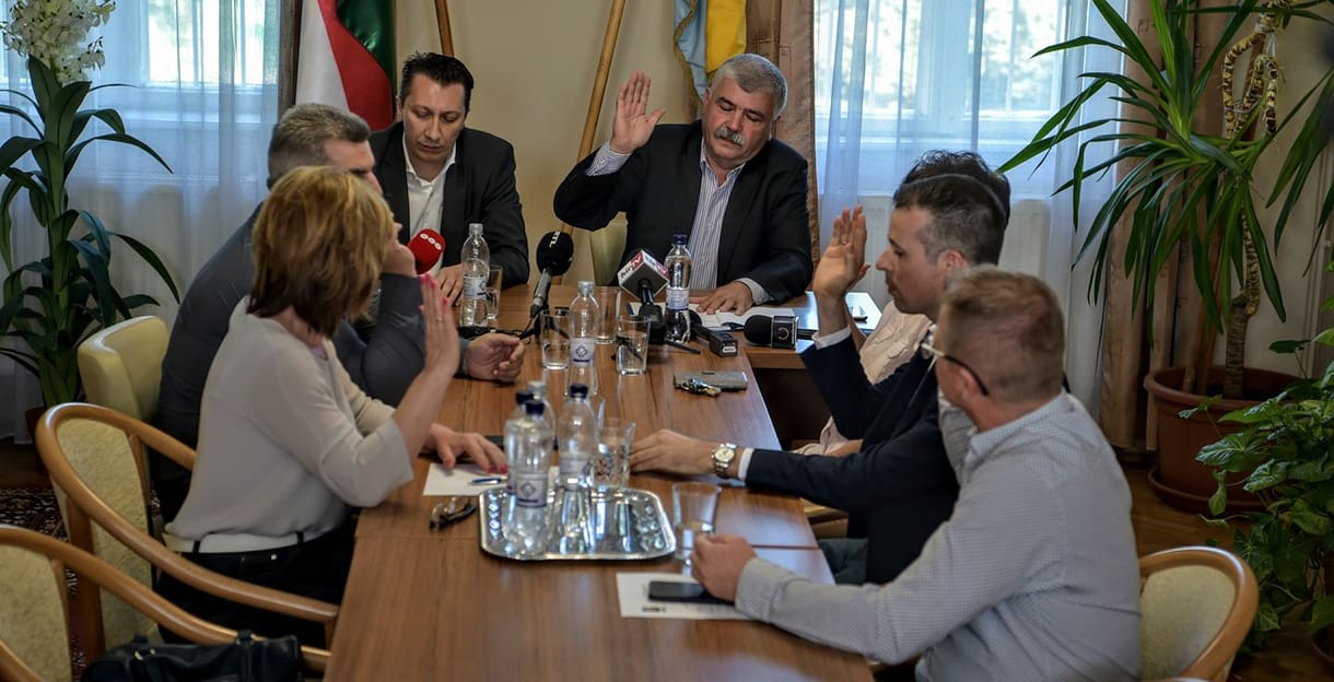 Felolvasták Mészáros Lőrinc lemondó levelét a felcsúti képviselőknek – videó