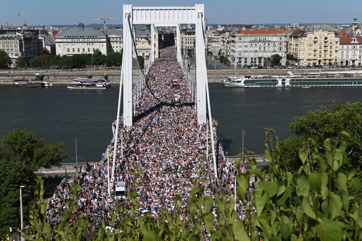 Az Erzsébet hídon vonuló tömeget ábrázoló plakátok bukkantak fel a napokban Budapesten