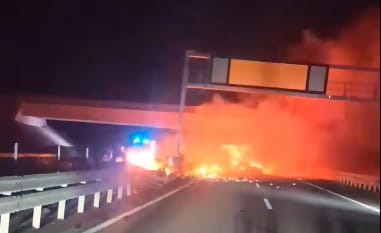 Óriási lángokkal égett egy kamion Derecskénél, lezárták az M35-ös autópályát