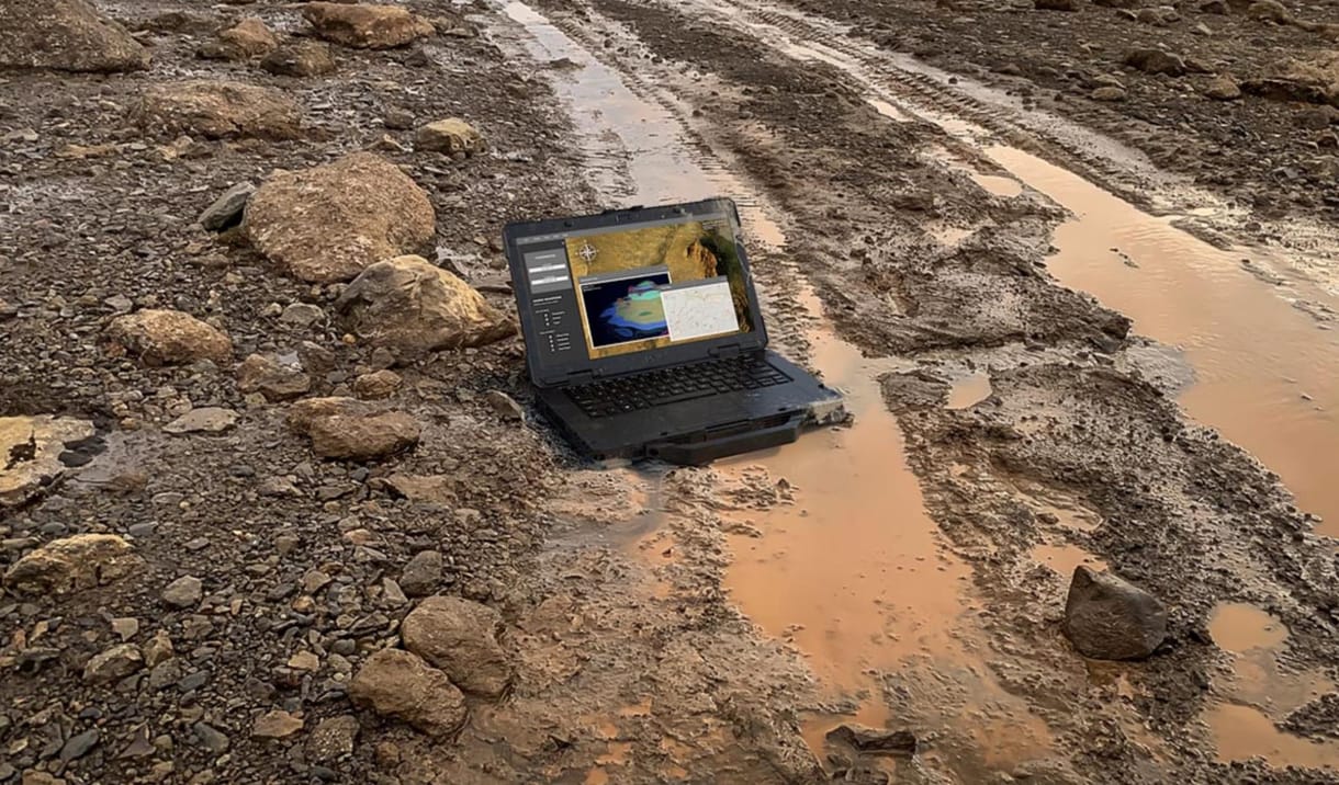 Ez a laptop 24 órán át bírja bekapcsolva egy töltéssel, és 180 centiről leejtve sem lesz baja