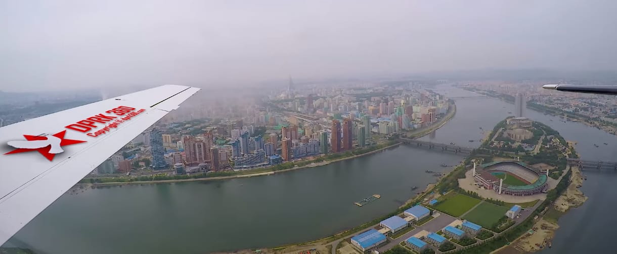Videó: Így néz ki Észak-Korea fővárosa egy repülőről