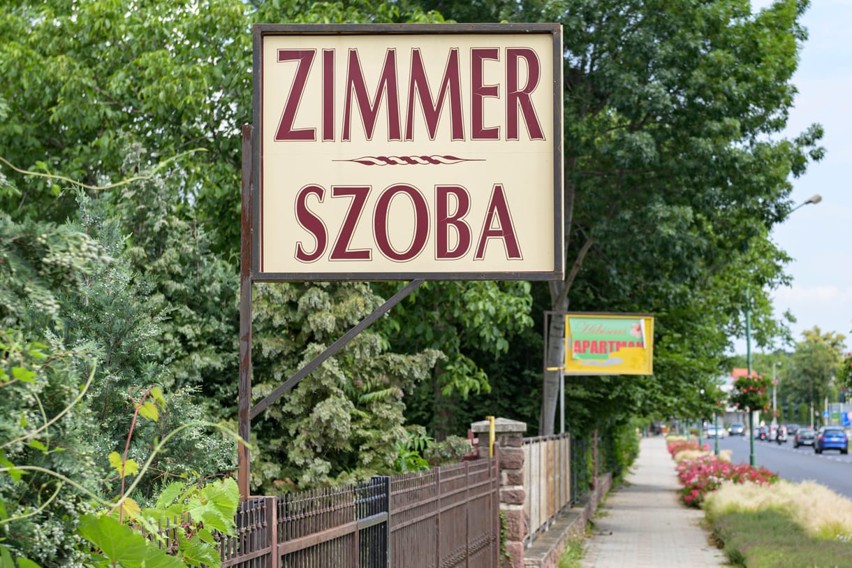Éledezik a hazai idegenforgalom, de külföldi turisták nélkül csak félig teli a pohár