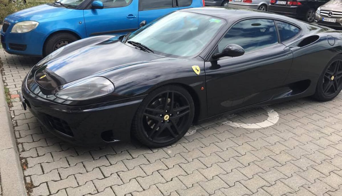 Újabb Ferrari Budapesten, amelyikkel csak mozgássérült helyen ér megállni