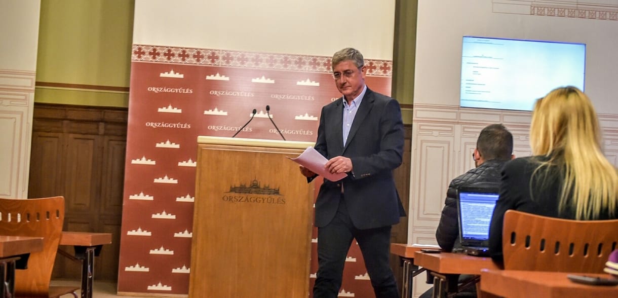 Kivonulnak Gyurcsányék a parlamentből