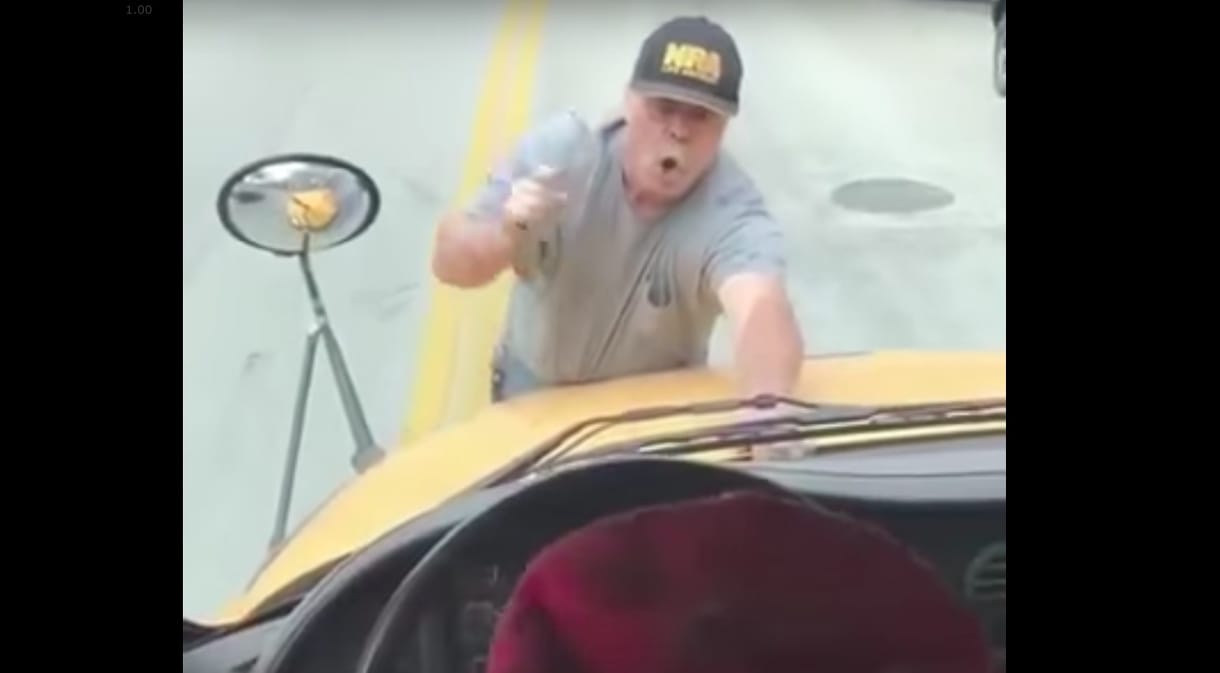 Közúti balhé: az iskolabusz elejére kapaszkodott fel a férfi – videó