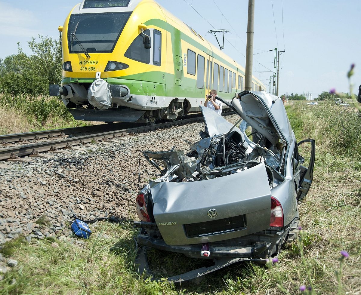 Egy család halt meg a csornai vasúti balesetben - megrázó fotók