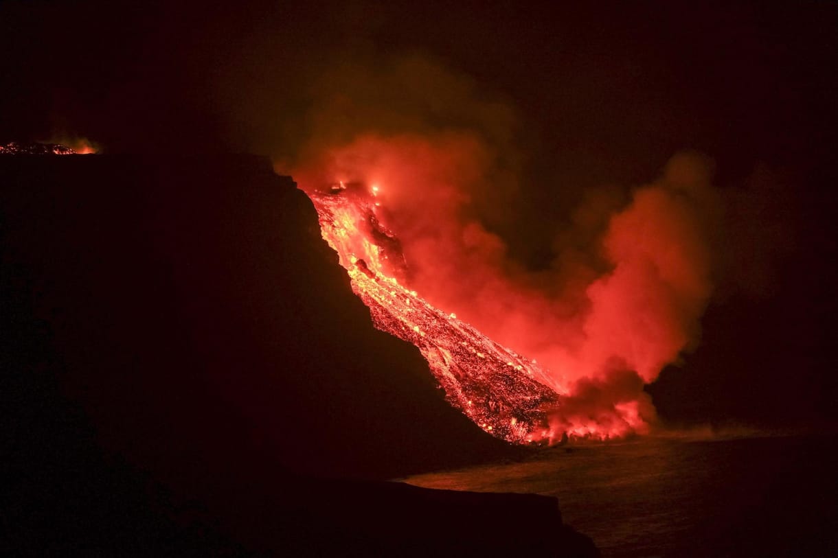 Elérte a láva az Atlanti-óceánt La Palma szigetén, robbanásokra figyelmeztetnek a hatóságok