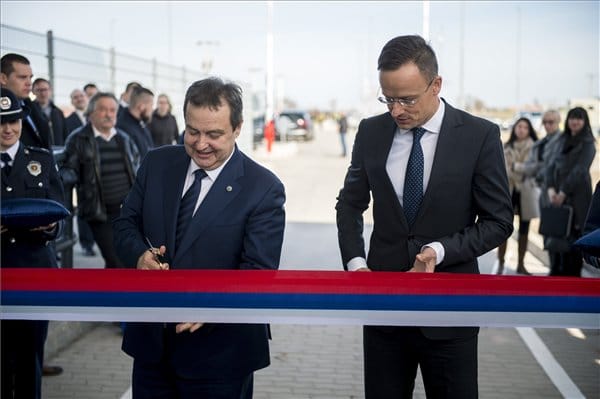 Ha a szalagvágás sportág lenne, Szijjártó Péter most nagyon örülne